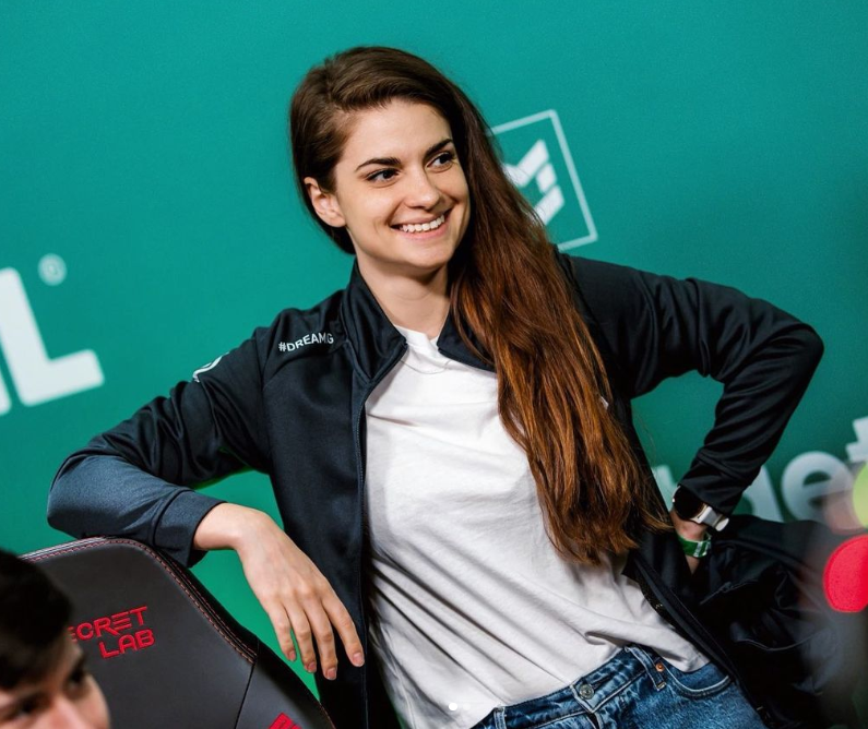 Впервые на топ-турнире по Counter-Strike 2 женщина стала тренером мужской команды